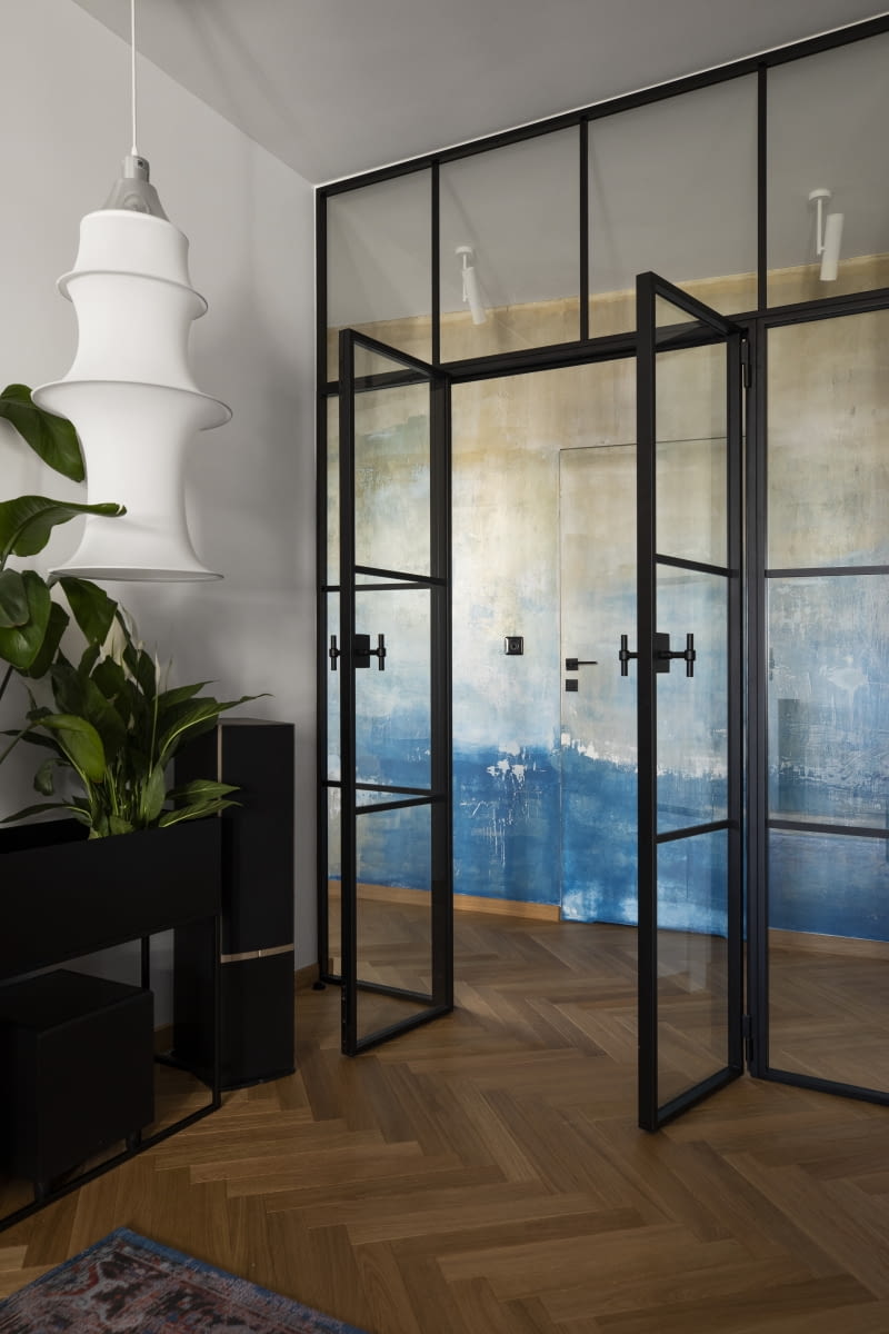 Industrialna, przeszklona ściana oddziela strefę dzienną od nocnej. Industrialna, przeszklona ściana oddziela strefę dzienną od nocnej.