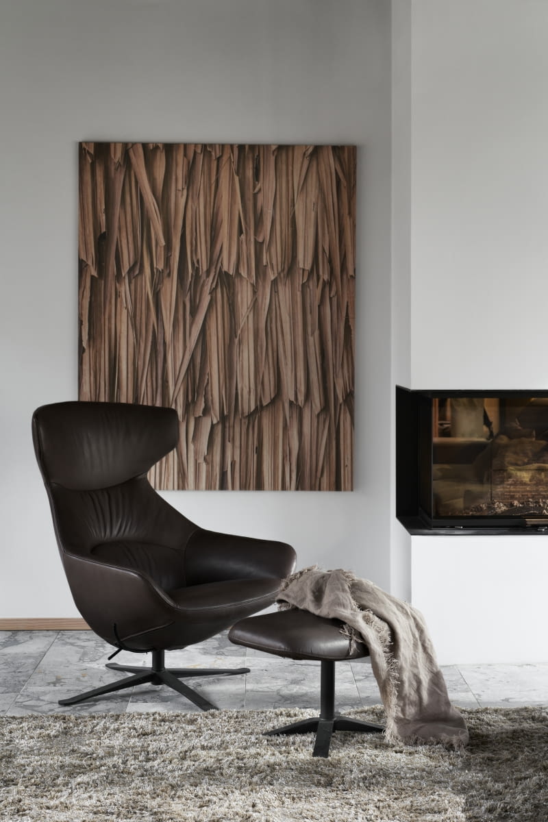 W niektórych wypoczynkowych fotelach obrotowych znajdziemy także funkcję odchylania. W modelu Porto pozycję tę reguluje dyskretny uchwyt, pozwalający dopasować siedzenie do poziomu własnego komfortu.