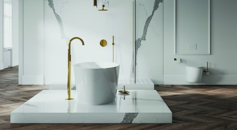 Obecność wanny na podeście przywołuje atmosferę luksusowych salonów kąpielowych.