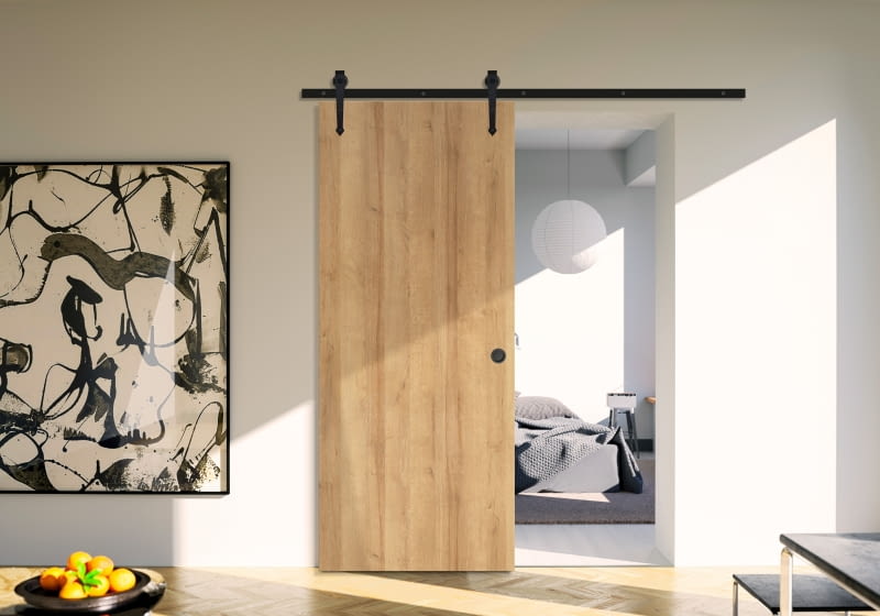 Drzwi przesuwne naścienne to klasyczne rozwiązanie pozwalające na łatwy montaż bez ingerencji w konstrukcję ściany.