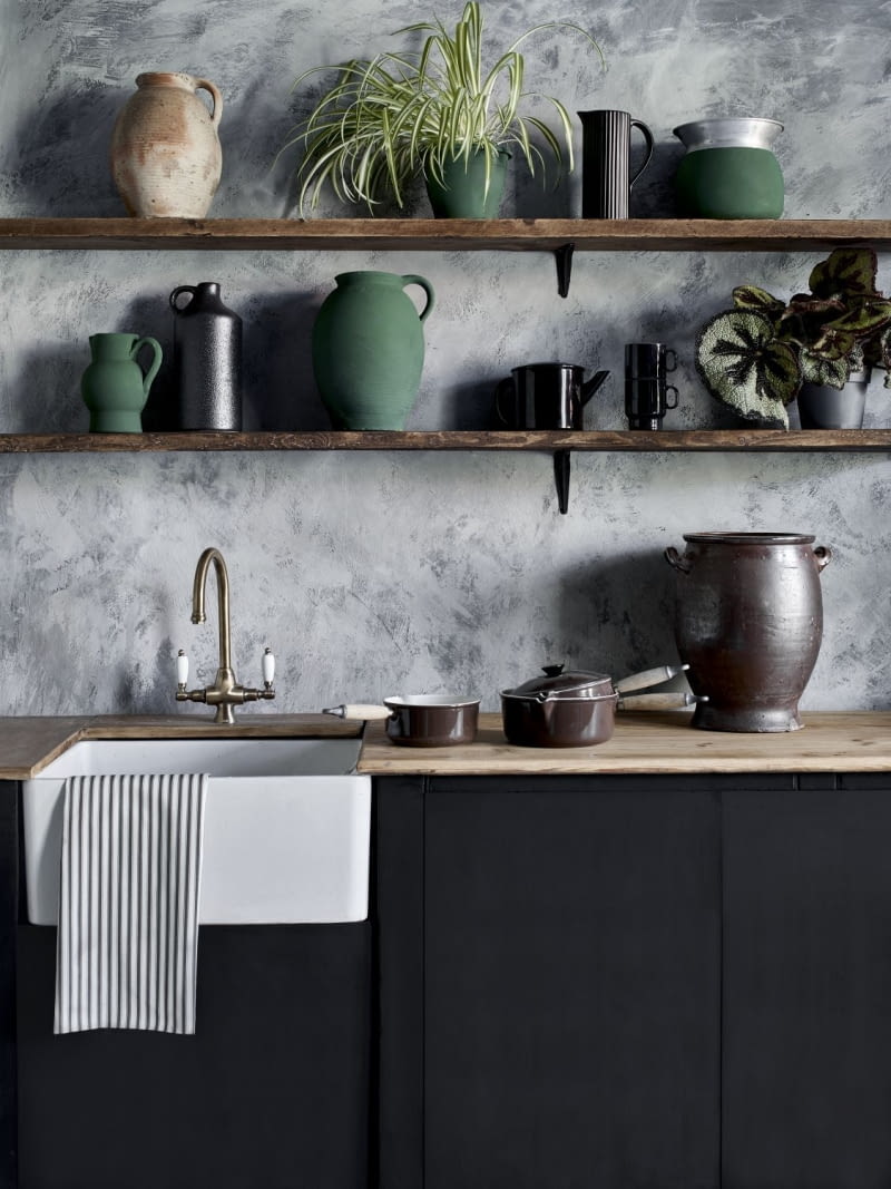 Półki w kuchni zamiast szafek wiszących