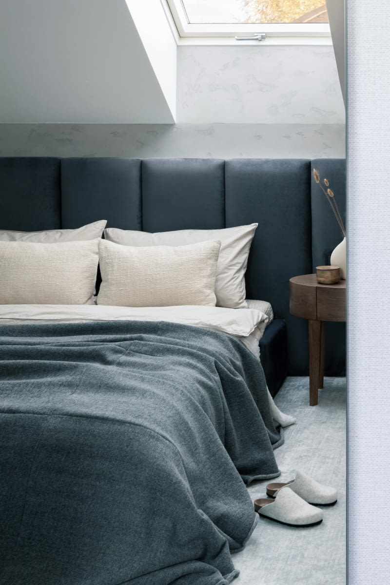 Łóżko przy oknie Łóżko przy oknie