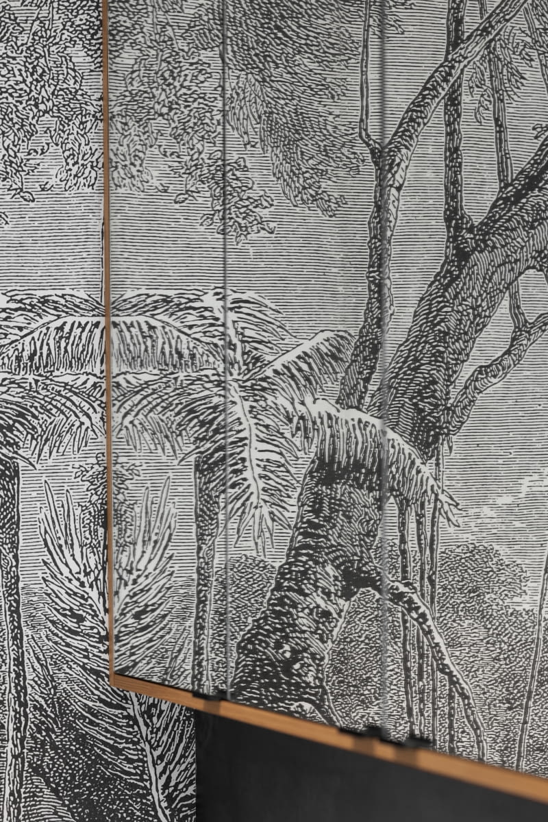 Detal czarno białej tapety włoskiej marki Inkiostro Bianco w odbiciu lustrzanym. Detal czarno białej tapety włoskiej marki Inkiostro Bianco w odbiciu lustrzanym.