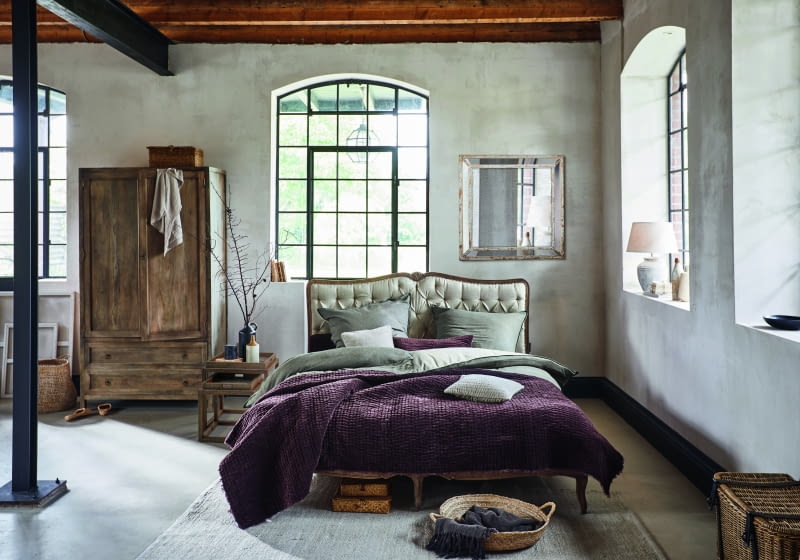 Przykryte efektowną kapą łóżko będzie ozdobą sypialni. Na zdjęciu – łóżko Declaire, z ręcznie rzeźbioną ramą z drewna mango i wezgłowiem z lnu, 190 x 215 cm, 6889zł, loberon.pl