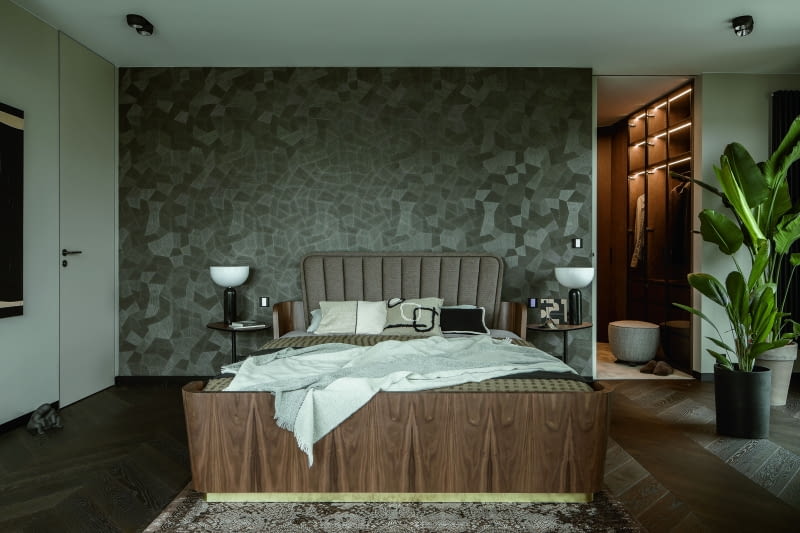 W sypialni pierwszoplanową rolę odgrywa imponujące łoże Noctua. Jego forma, inspirowana wzornictwem lat 30. i estetyką art déco, ma w sobie monumentalność, która wymaga przestrzeni. To nie zwykły mebel, lecz wyrazisty akcent definiujący luksusowy charakter wnętrza. W sypialni pierwszoplanową rolę odgrywa imponujące łoże Noctua. Jego forma, inspirowana wzornictwem lat 30. i estetyką art déco, ma w sobie monumentalność, która wymaga przestrzeni. To nie zwykły mebel, lecz wyrazisty akcent definiujący luksusowy charakter wnętrza.