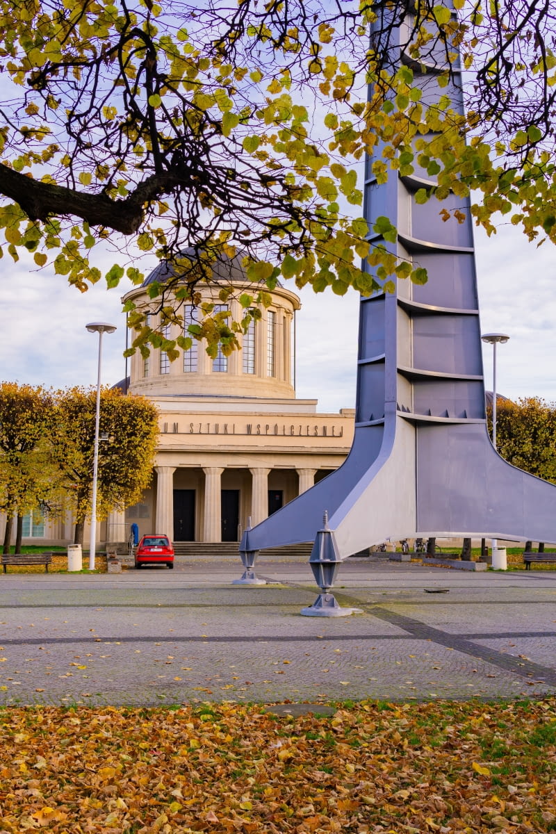 Iglica we Wrocławiu. W tle Pawilon Czterech Kopuł Iglica we Wrocławiu. W tle Pawilon Czterech Kopuł