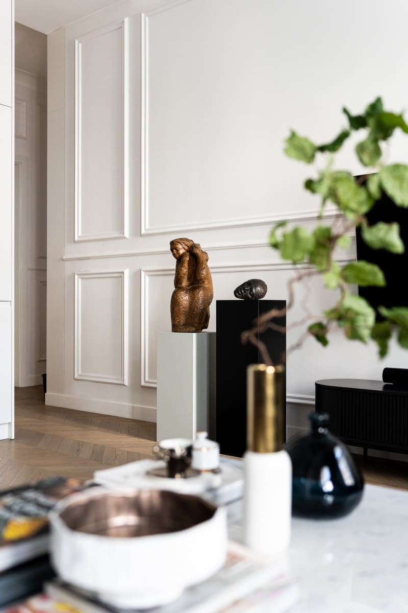 Rzeźby najlepiej prezentują się w dobrze oświetlonych miejscach. Warto unikać ciemnych kątów, gdzie ich forma traci swoją wyrazistość, jak również zbyt bogatego otoczenia, które może je przytłoczyć. Na zdjęciu, na postumencie rzeźba Lecha Goździewskiego przedstawiająca kobiecą postać.