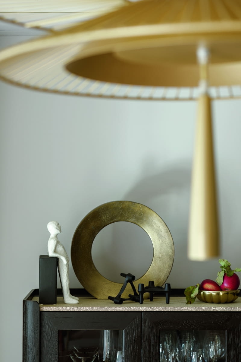 Na komodzie znajduje się kompozycja dekoracji pochodzących z Almi Decor oraz sklepów vintage, które architektka bardzo lubi wprowadzać do swoich projektów, nawet jeśli ma to być tylko akcent. Taki zabieg nadaje przestrzeni osobowości i czyni ją wyjątkową. Na komodzie znajduje się kompozycja dekoracji pochodzących z Almi Decor oraz sklepów vintage, które architektka bardzo lubi wprowadzać do swoich projektów, nawet jeśli ma to być tylko akcent. Taki zabieg nadaje przestrzeni osobowości i czyni ją wyjątkową.