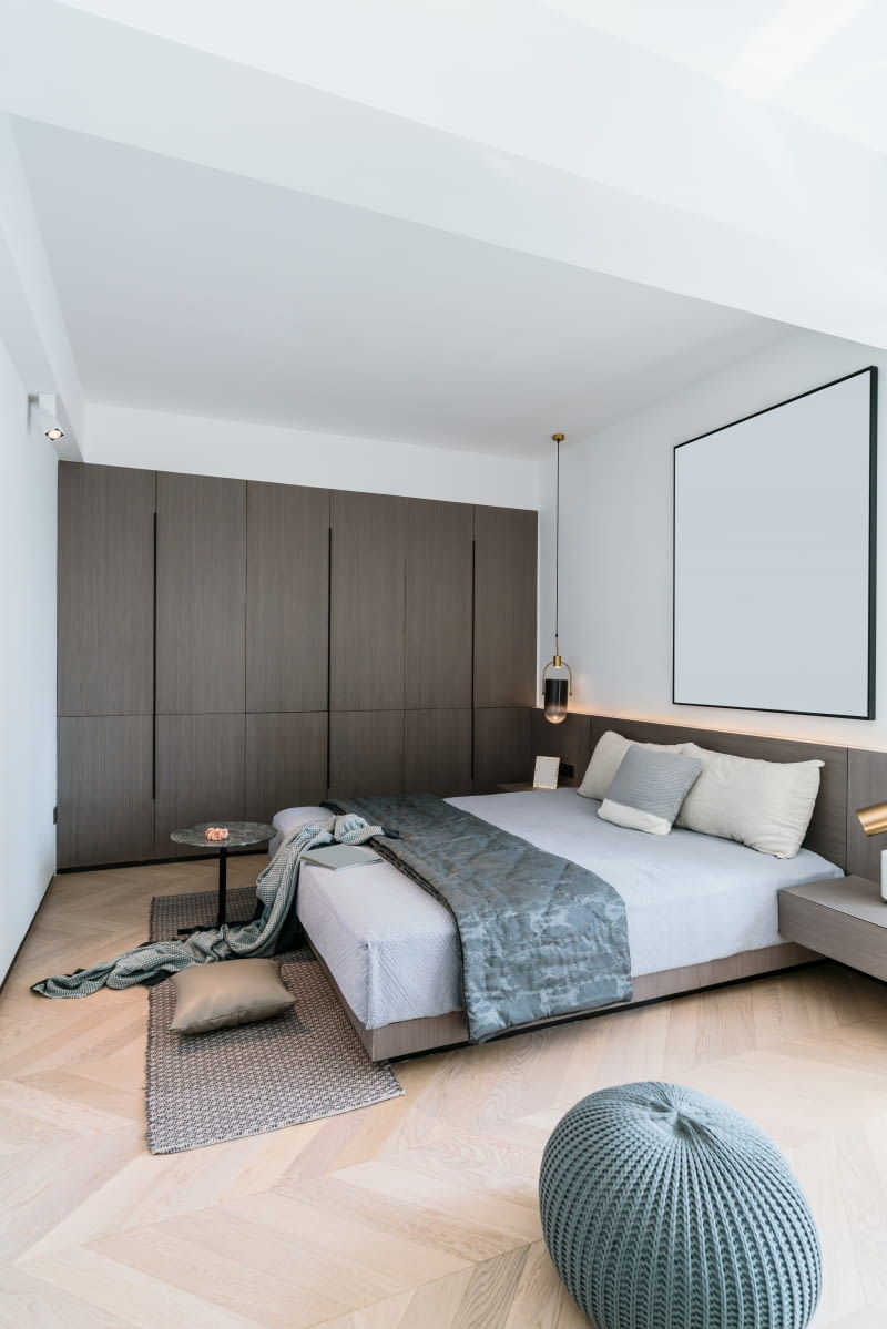 Przestronne mieszkanie z wanną w sypialni