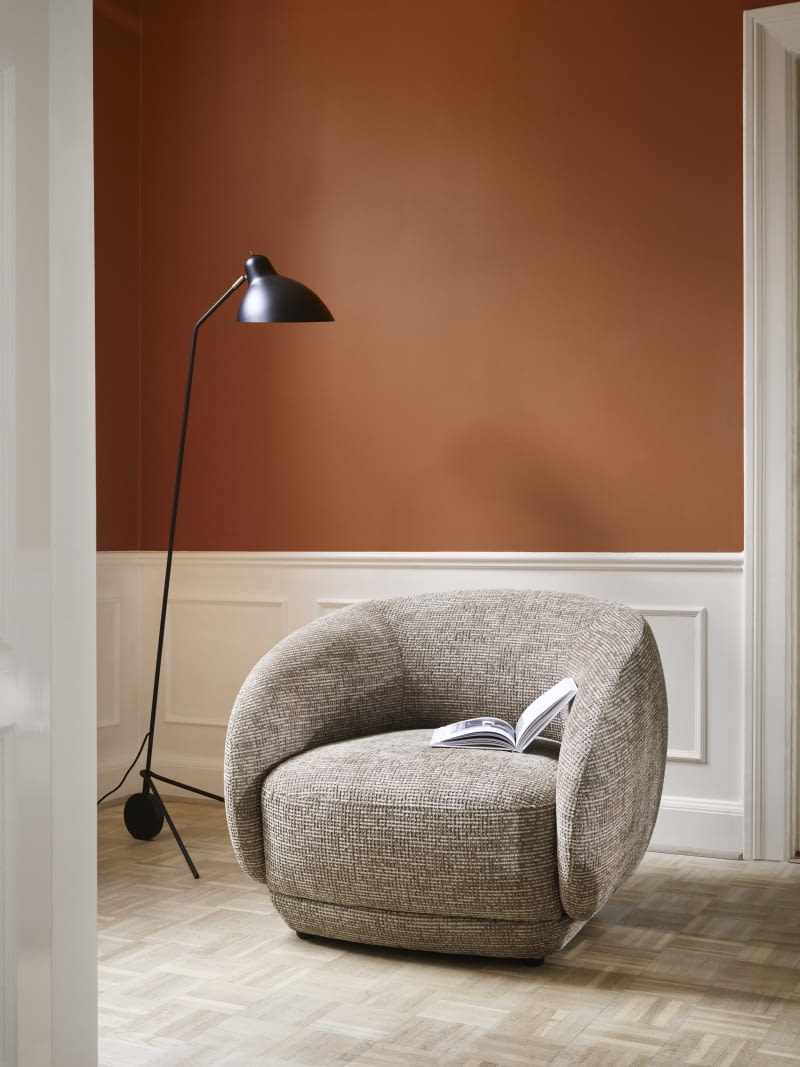 Fotele bez nóżek często obite są tkaninami o wyraźnej fakturze – wełną, bouclé czy grubym lnem – które podkreślają ich charakter.