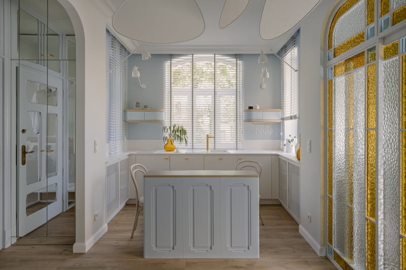 Mieszkanie w Sopocie – postawiliśmy na delikatną bazę w odcieniach bieli i beżu, dopełnioną błękitem oraz akcentami w kolorze bursztynowym.