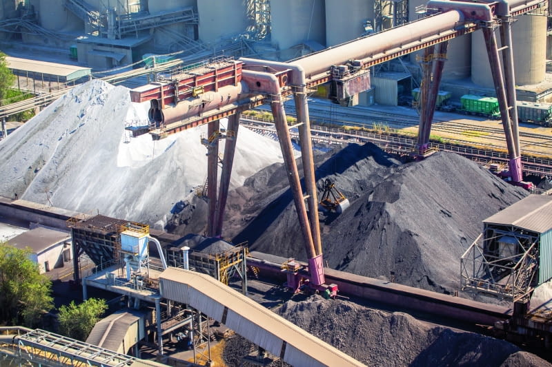 Cement ma bardzo dobre właściwości wiążące, ale jego produkcja wymaga zużycia bardzo dużo energii. Dlatego od wielu lat trwają prace nad tym, by zastąpić go innym materiałem