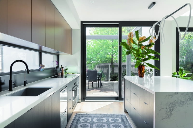 Przed przystąpieniem do projektowania lub przed kupnem projektu gotowego warto przeanalizować optymalne usytuowanie pomieszczeń w domu względem stron świata