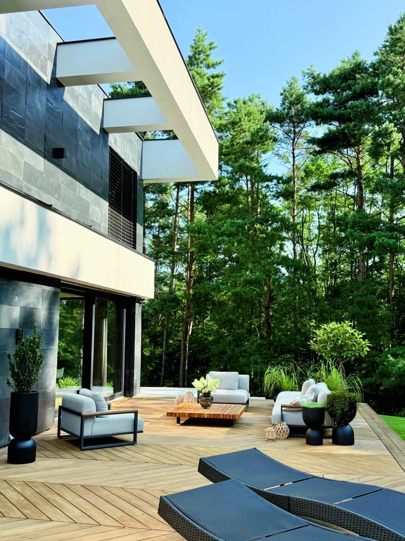 „Najulubieńszym miejscem” Agnieszki i Kamila jest jednak zdecydowanie taras parteru, na którym czują się jak na wiecznych wakacjach