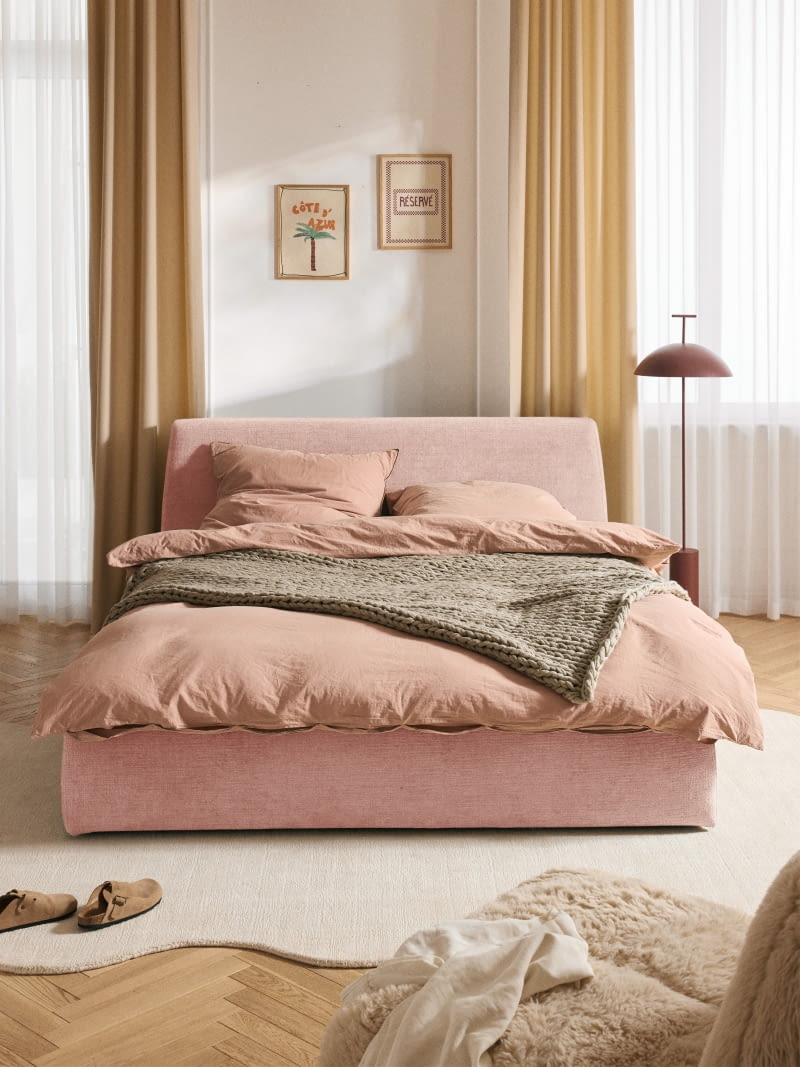 Łóżko tapicerowane z miejscem do przechowywania Cloud, obicie z brzoskwioniowego aksamitu, 140 x 200 cm, 4549 zł, westwing.pl Łóżko tapicerowane z miejscem do przechowywania Cloud, obicie z brzoskwioniowego aksamitu, 140 x 200 cm, 4549 zł, westwing.pl