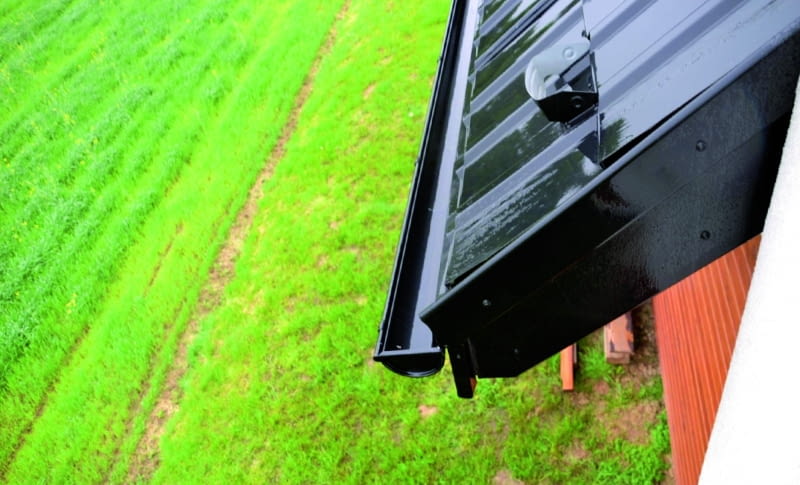 Przy wymianie zniszczonych elementów ry - nien lub rur spustowych trzeba pamiętać  o odpowiednim pasowaniu części składo - wych systemu (zachowaniu odległości kom - pensacyjnych), tak by miały one zapas na  pracę pod wpływem różnicy temperatur