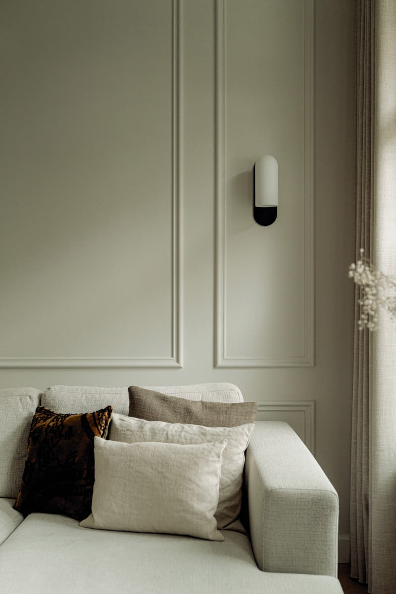 W swoich projektach obaj architekci opierają się na koncepcji subtelnej, jasnej kolorystyki i naturalnych materiałach, takich jak drewno i marmur.