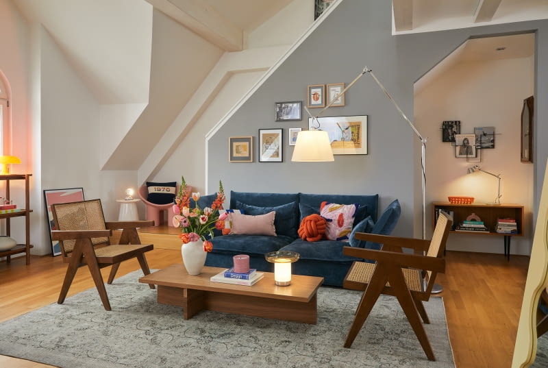 Kolor sofy – aranżacyjnej dominanty można powtórzyć na ścianie, przy której stanął mebel. Operując jego jaśniejszym tonem, uzyskamy efekt harmonii i spójności.