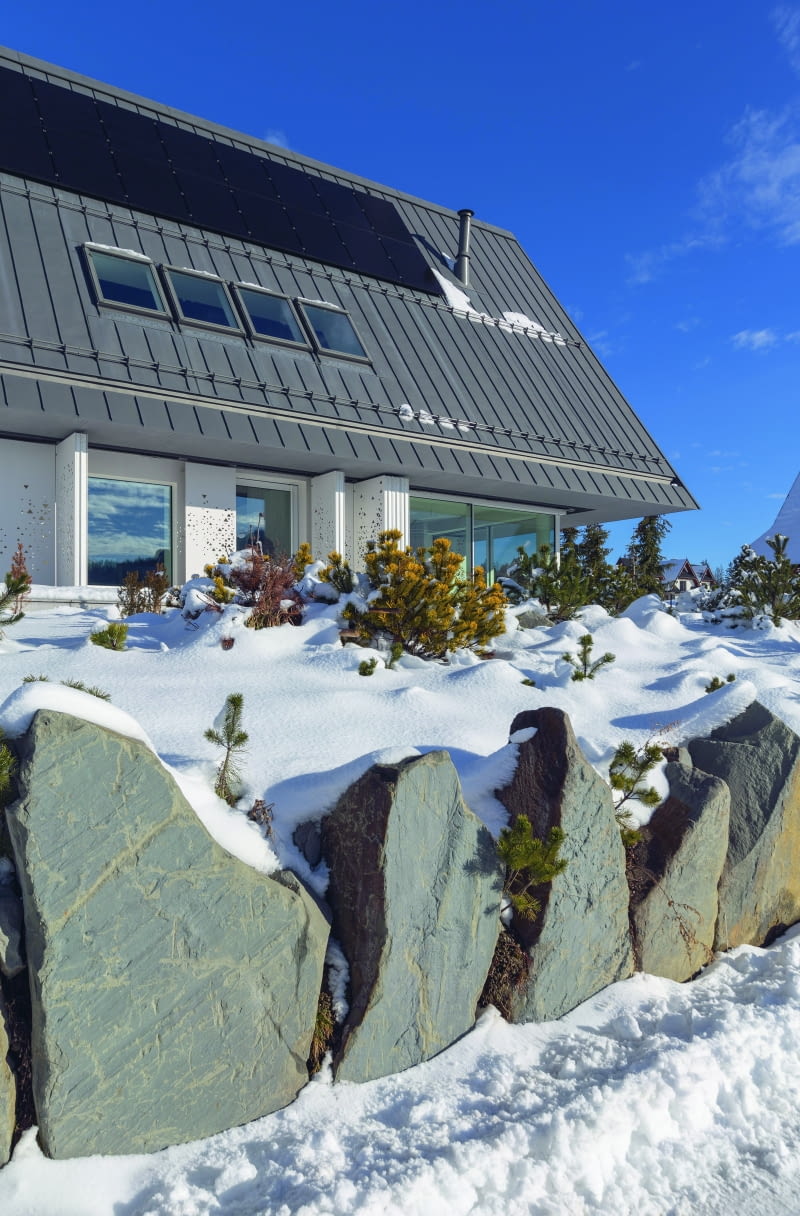 Zgodnie z koncepcją BXB Studio, ogród otaczający dom miał przypominać górski krajobraz – stąd głazy, kosodrzewina i iglaki Zgodnie z koncepcją BXB Studio, ogród otaczający dom miał przypominać górski krajobraz – stąd głazy, kosodrzewina i iglaki