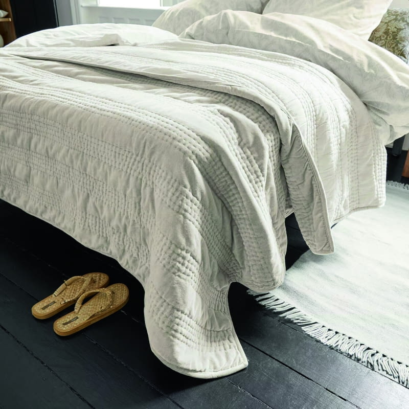 Kołdra pikowana Jardin Royale, spód z bawełny, wierzch z aksamitu bawełnianego, 260 x 240 cm, 869 zł, loberon.pl