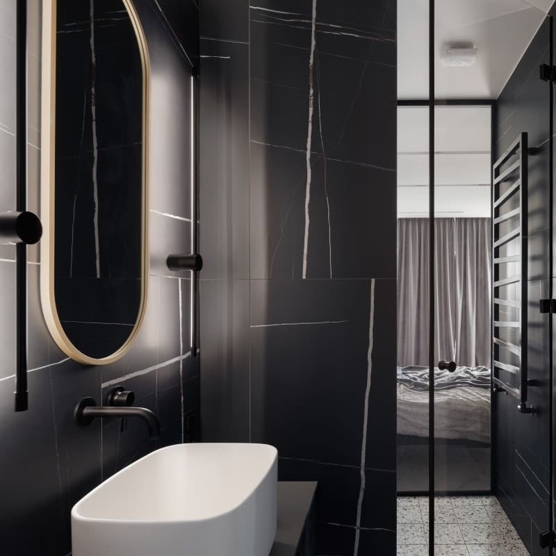 Małe mieszkanie w czerni i bieli