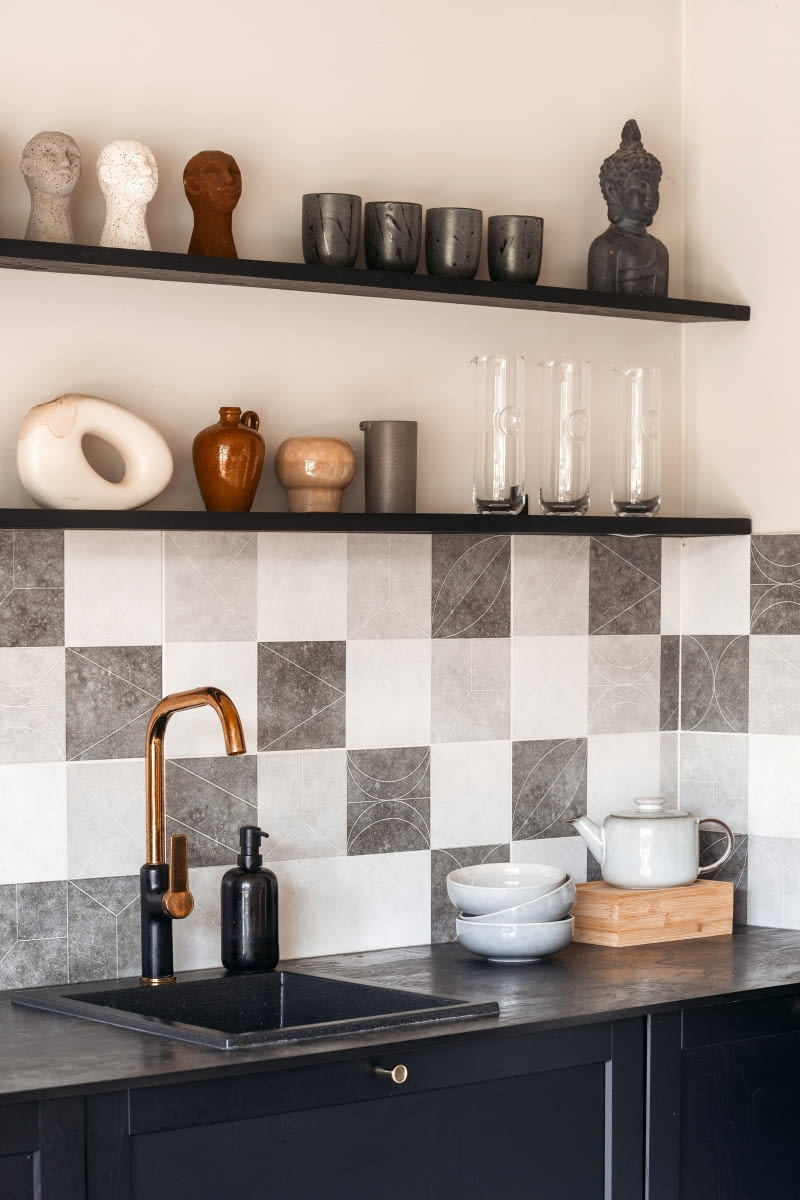 Półki w kuchni zamiast szafek wiszących