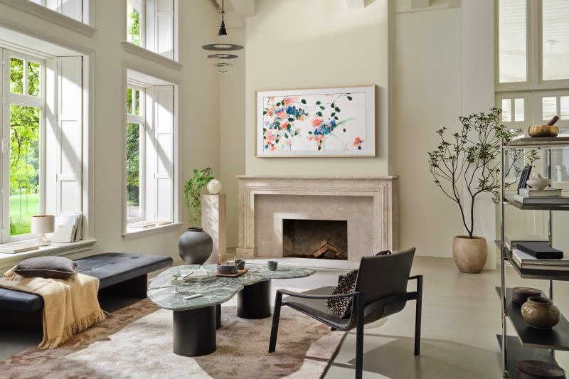 Na pierwszy rzut oka nikt nie domyśli się, że obraz nad kominkiem to tak naprawdę telewizor – model The Frame