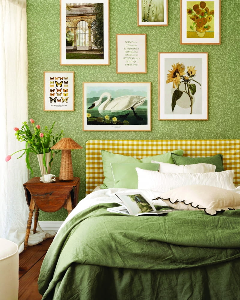 Domowa galeria plakatów przedstawiających m.in. zwierzęta odwiedzające ogród, to prosty sposób na dekorację inspirowaną naturą.