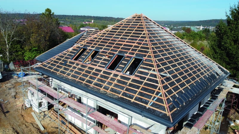 Szczelny dach chroni dom przed wodą i wilgocią oraz uszkodzeniami ocieplenia i konstrukcji, a także zapewnia energooszczędność budynku