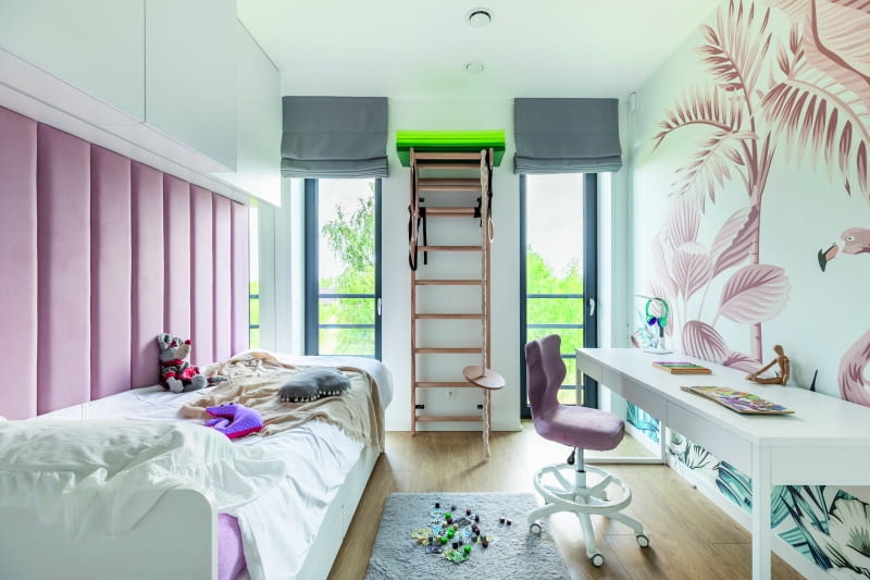 Według pierwszej koncepcji projektowej dwa pokoje dziecięce na górnej kondygnacji miały być umieszczone w ciągu, jeden za drugim, tworząc  cały funkcjonalny kompleks, zakończony wspólną łazienką dla małoletnich. Potem jednak oba pomieszczenia rozdzielono, w konsekwencji  czego znajdują się obecnie na przeciwległych krańcach piętra, przedzielone w dodatku ciągiem schodów