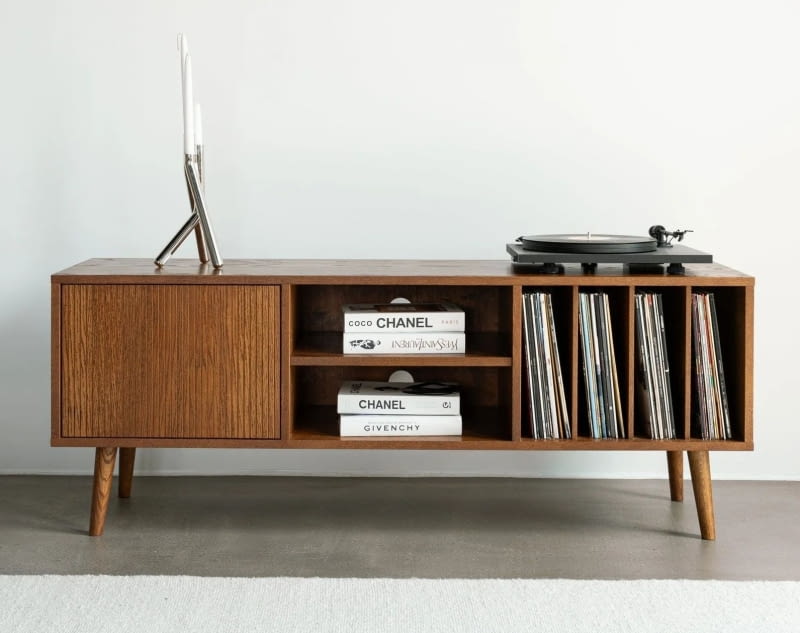 Komoda retro Lotv Vinyl L, drewno z certyfikatem FSC®, fornir, szer. 140, 150, 160, 175 lub 200 cm, głęb. 40 cm, wys. 57 cm, od 3860 zł.
