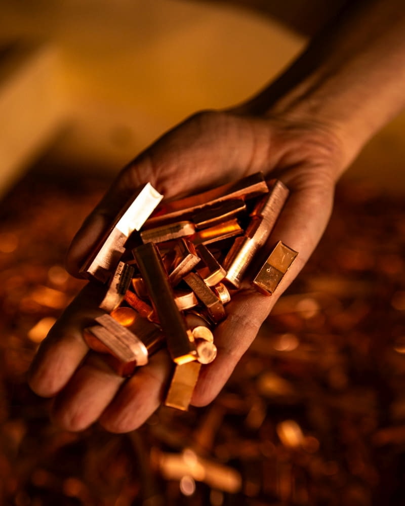 Wszystkie miedziane elementy wykonywane są ręcznie, łącząc innowacyjne technologie z tradycyjnymi technikami rzemieślniczymi.