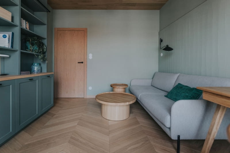 Światło, drewno i zieleń: współczesny azyl w sercu Jeżyc Światło, drewno i zieleń: współczesny azyl w sercu Jeżyc