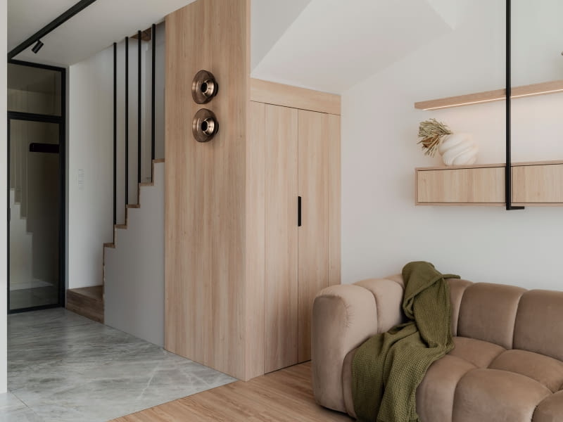 Elementy, które decydują o atmosferze części dziennej to: lampy Artist nad stołem z DFTP oraz beżowa sofa i puf Halley marki Windsor & Co z Eye on design, obudowa ściany schodów i drzwi schowka pod nimi – płyta laminowana Egger, dwa kinkiety Pīsu z noroshop.pl, szare płyty na podłodze Cerrad Brazilian Quartzite Natural. Elementy, które decydują o atmosferze części dziennej to: lampy Artist nad stołem z DFTP oraz beżowa sofa i puf Halley marki Windsor & Co z Eye on design, obudowa ściany schodów i drzwi schowka pod nimi – płyta laminowana Egger, dwa kinkiety Pīsu z noroshop.pl, szare płyty na podłodze Cerrad Brazilian Quartzite Natural.
