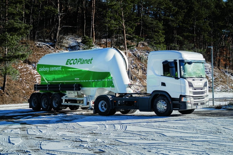 Nowoczesne technologie pozwalają nie tylko na polepszenie wytrzymałości i trwałości betonu, lecz także na optymalizację kosztów i znaczne ograniczenie negatywnego wpływu produkcji tego materiału na środowisko