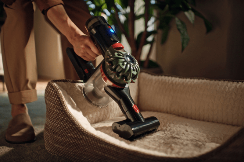 Gdy razem z nami mieszka czwronożny przyjaciel, także jego „sofa” wymaga co jakiś czas odświeżenia – w tym przypadku niezastąpione będą niewielkie, poręczne odkurzacze z dużą siłą ssania, dyson.pl Gdy razem z nami mieszka czwronożny przyjaciel, także jego „sofa” wymaga co jakiś czas odświeżenia – w tym przypadku niezastąpione będą niewielkie, poręczne odkurzacze z dużą siłą ssania, dyson.pl