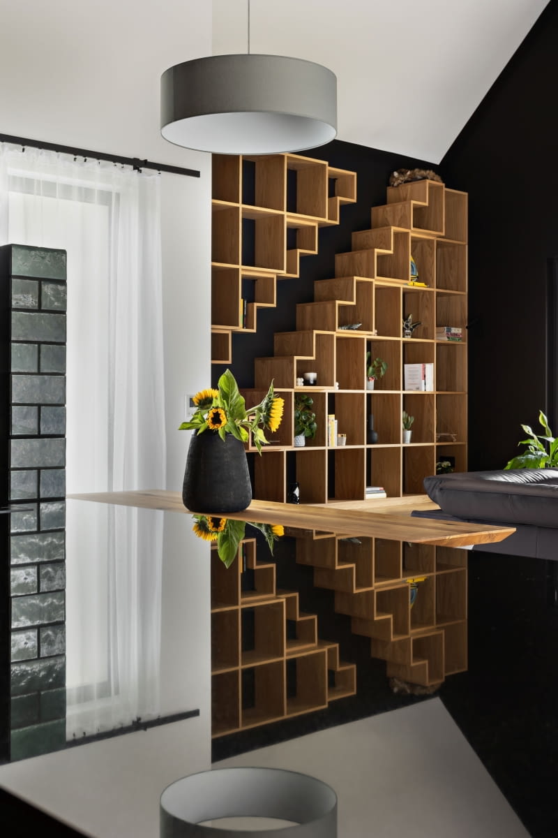 Charakter wnętrza budują wyraziste materiały– ułożony na podłodze gres ze wzorem kamieni, dębowy fornir z widocznym usłojeniem, szkliwione płytki cegiełki, połyskliwy czarny granit na blatach kuchennych, czarne powierzchnie ścian czy surowy beton na suficie. Charakter wnętrza budują wyraziste materiały– ułożony na podłodze gres ze wzorem kamieni, dębowy fornir z widocznym usłojeniem, szkliwione płytki cegiełki, połyskliwy czarny granit na blatach kuchennych, czarne powierzchnie ścian czy surowy beton na suficie.