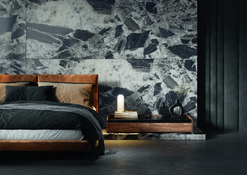 Kosztowne, kamienne płyty można też zastąpić ich doskonałymi imitacjami – na zdjęciu ściana sypialni w gresie z kolekcji Grand Cathedral Naturale marki CERAMIKA PARADYŻ
