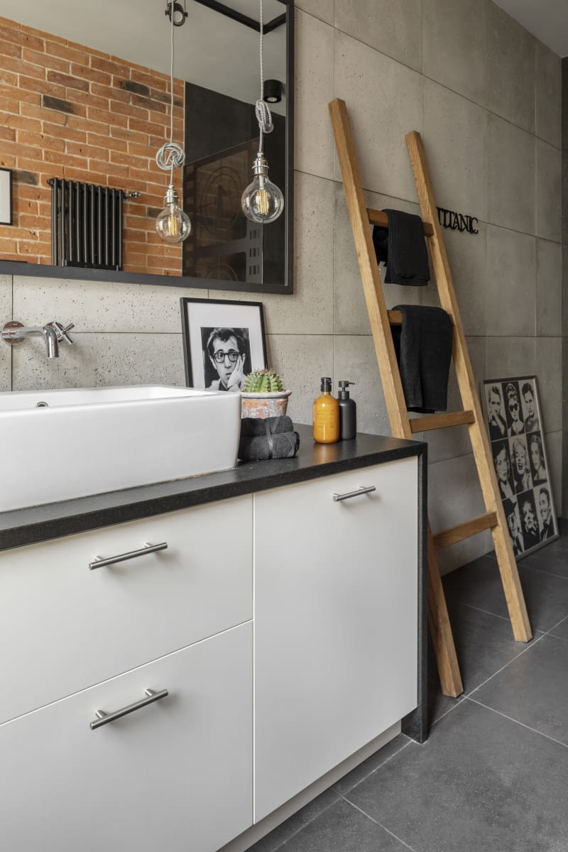 Zabawa filmową konwencją nie ominęła łazienki. Uwagę zwraca szklana ścianka prysznicowa, na którą nadrukowano wzór klatek taśmy filmowej, a na ścianie obok lustra zawisł napis „Titanic” w formie wieszaka. Łazienkowym rytuałom towarzyszy zafrasowany Woody Allen.