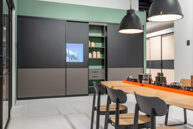 Gdy chcesz ukryć telewizor lub nie masz na niego miejsca, bo ścianę zajmuje szafa, możesz zdecydować się na drzwi z wbudowanym ekranem (Sliding TV Door).