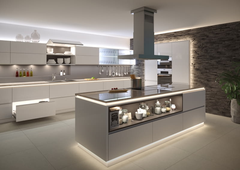 Oświetlenie wyspy pełni nie tylko praktyczne funkcje – tworzy też nastrój i jest elementem nowoczesnej aranżacji.