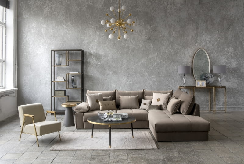 Glamour łączy meble z różnych epok, wszystkie jednak mają elegancki wygląd. Salon w stylu glamour