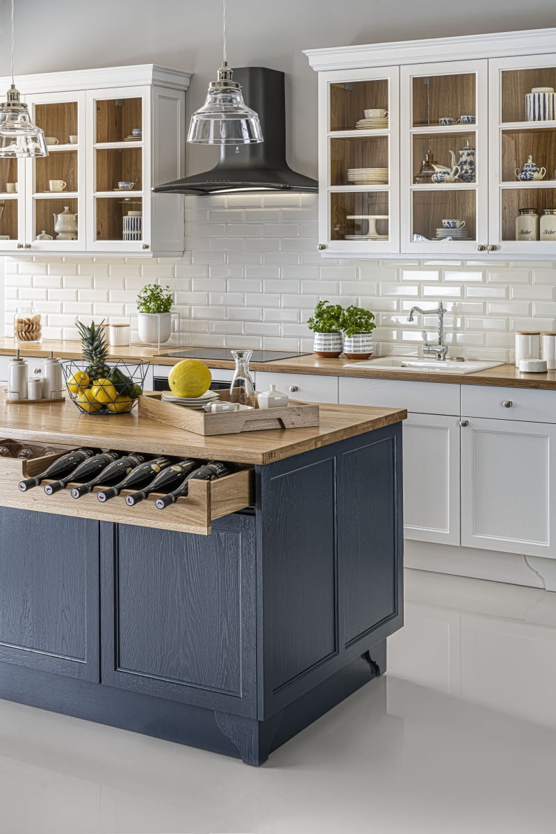 Ta kuchnia kojarzy z domowością, przytulnością, trochę też z przeszłością. Wszystkie elementy wyposażenia idealnie ze sobą współgrają.