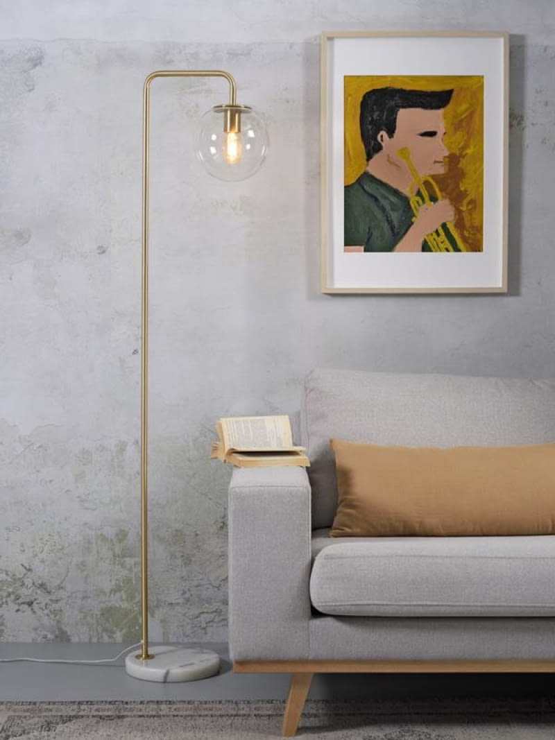 Minimalistyczna w formie lampa podłogowa będzie pasować do nowoczesnego wnętrza Lampa stojąca do salonu
