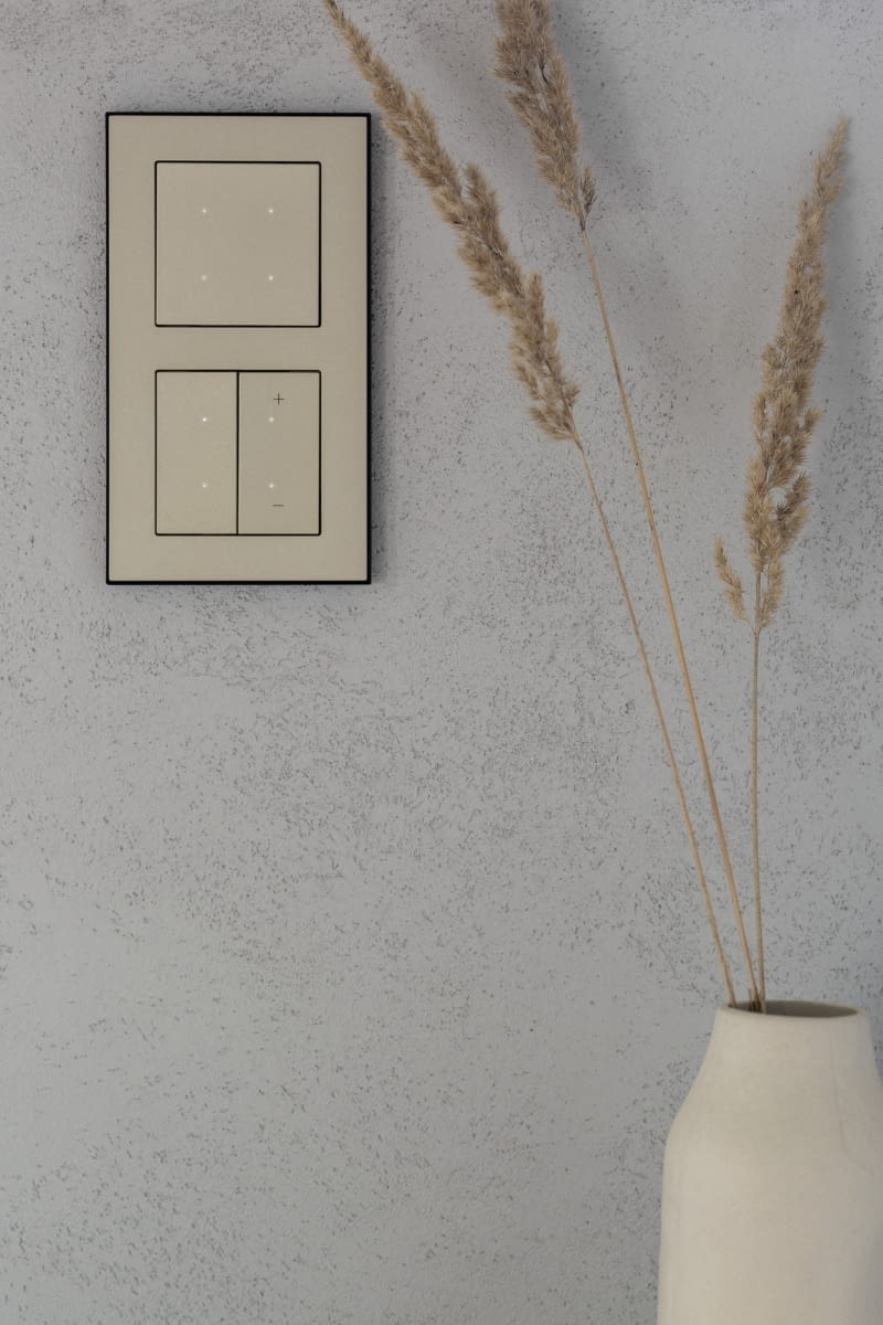 Jednym z rozwiązań jest zbliżenie kolorem osprzętu do tła lub jego bezpośredniego otoczenia Osprzęt elektroinstalacyjny