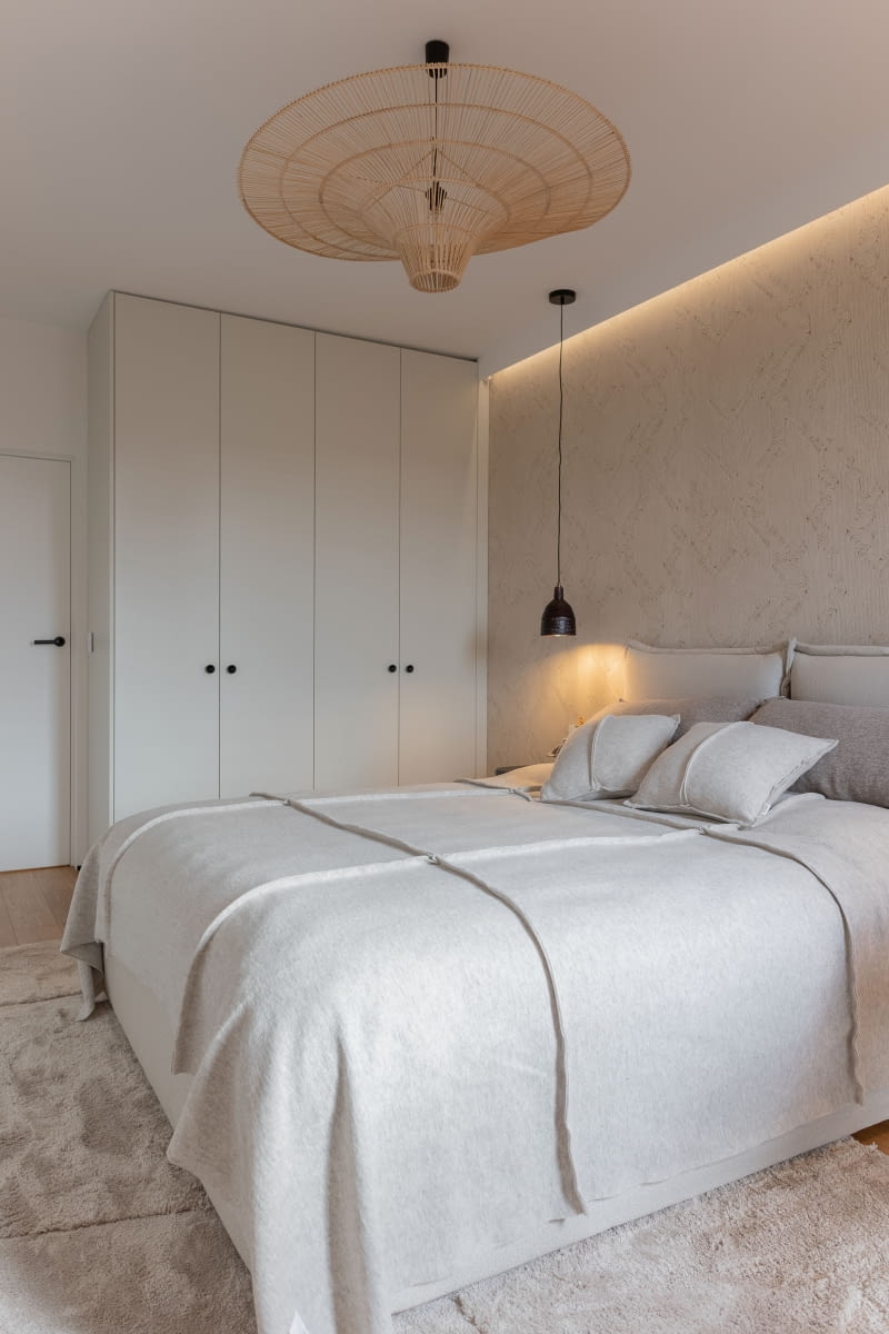 W sypialni przy ścianie z łóżkiem oraz ścianie z oknami wykonano maskownicę skrywającą liniowe oświetlenie LED i karnisz. Właści-ciele szczególnie lubią ten rodzaj podświetlenia, który w mgnieniu oka potrafi nadać pomieszczeniu przytulny, ciepły nastrój.