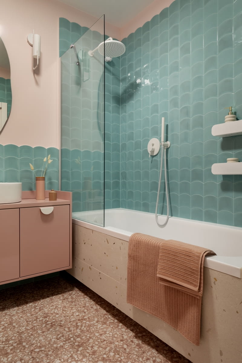 Morska zieleń płytek Equipe Cerámicas kontrastuje z przyjemnym, brzoskwiniowym różem lastryko od Durstone. Biała armatura to produkty Omnires, a akcesoria łazienkowe Tiger. Morska zieleń płytek Equipe Cerámicas kontrastuje z przyjemnym, brzoskwiniowym różem lastryko od Durstone. Biała armatura to produkty Omnires, a akcesoria łazienkowe Tiger.