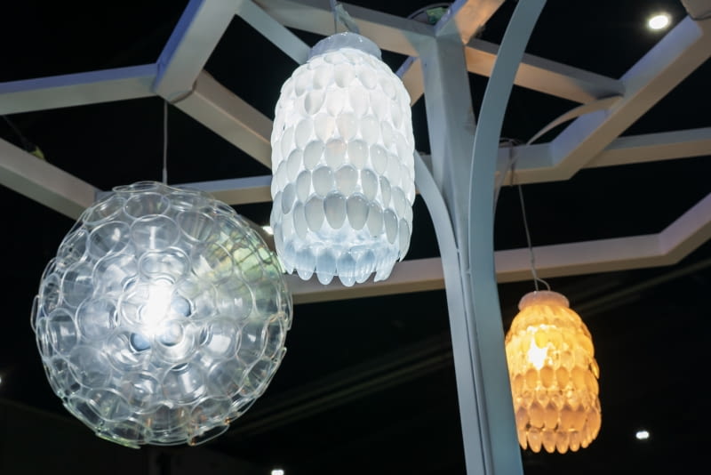 Abażury z plastikowych kubeczków i łyżeczek