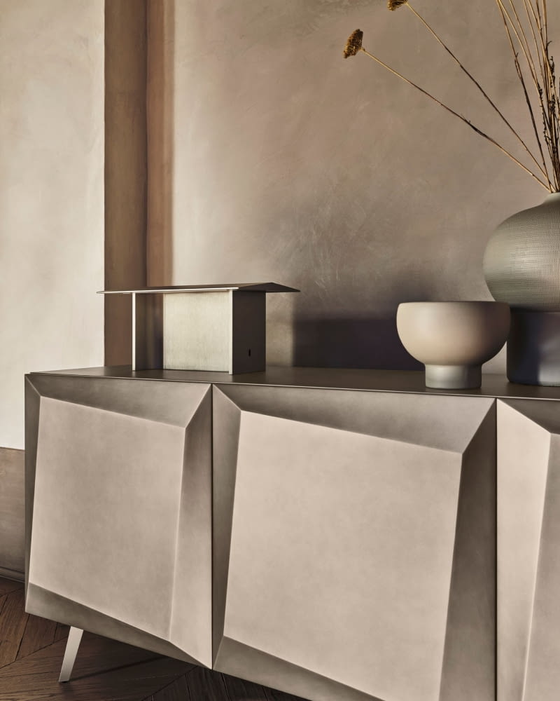 Rzeźbiarska komoda Alterego od Calligaris