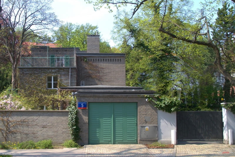 Willa Romualda Gutta (uli. Hoene-Wrońskiego 5) w Warszawie w 2022 roku Willa Romualda Gutta (uli. Hoene-Wrońskiego 5) w Warszawie w 2022 roku